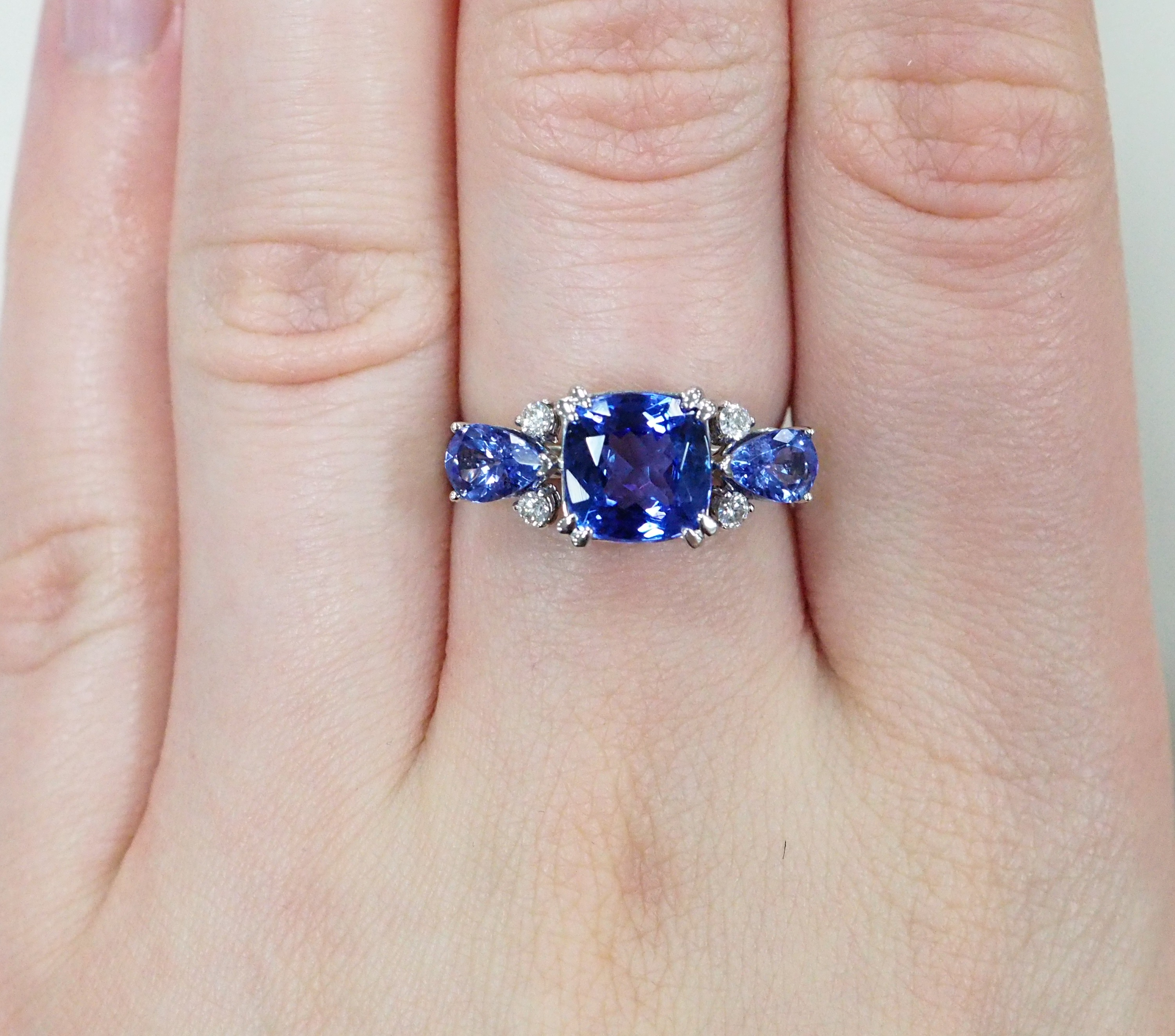 Кольцо из белого золота с танзанитами